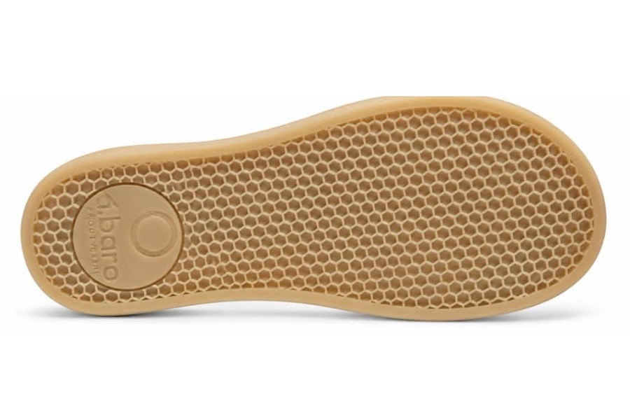 Real photo of the 4.bare sole from below: honeycomb tread with the logo